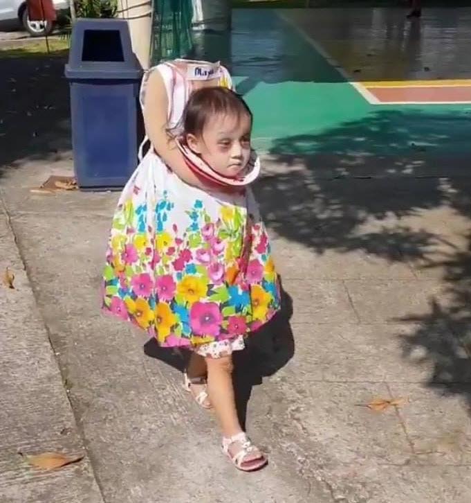 vuot xa cac loai ma quy, co be om dau di xin keo gay bao mxh mua halloween - 1