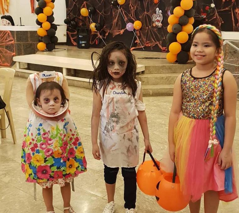 vuot xa cac loai ma quy, co be om dau di xin keo gay bao mxh mua halloween - 2