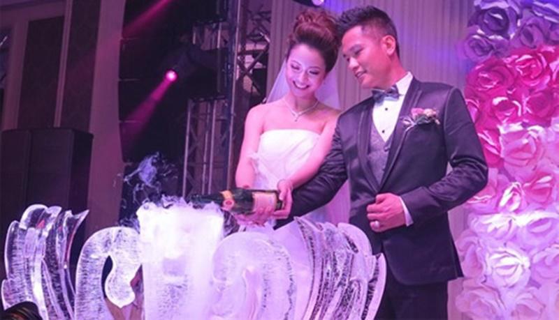 Tiệc cưới được tổ chức hoành tráng với sự trang trí cầu kỳ, lộng lẫy tại trung tâm tiệc cưới đắt tiền ở TP HCM.
