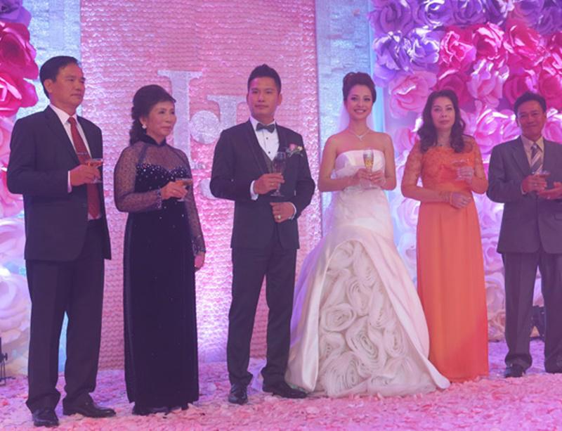 Có nguồn tin cho biết, toàn bộ không gian đám cưới được trang hoàng bằng hàng nghìn bông hoa hồng. Ngoài ra, cô dâu cũng diện váy Vera Wang, còn chú rể tới rước dâu bằng xe hơi giá trị hàng tỷ đồng.
