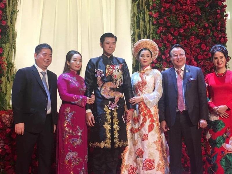 8. Đám cưới xa hoa của thiếu gia Tập đoàn Tân Hoàng Minh

Mới đây, lễ cưới của Đỗ Hoàng Việt - thiếu gia tập đoàn Tân Hoàng Minh với cô dâu Hồng Nhung được tổ chức tại Singapore.
