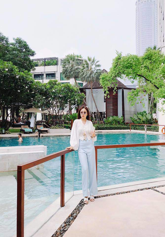 len song bat buoc phai mac kin dao, ngoai doi 3 nu mc truyen hinh mac pha cach kho tin - 1