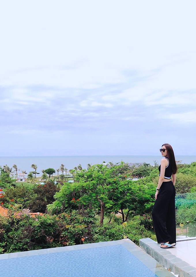 len song bat buoc phai mac kin dao, ngoai doi 3 nu mc truyen hinh mac pha cach kho tin - 2