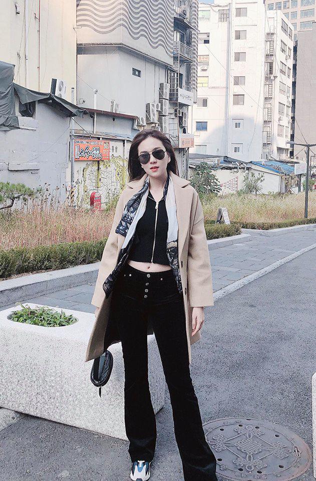 len song bat buoc phai mac kin dao, ngoai doi 3 nu mc truyen hinh mac pha cach kho tin - 5