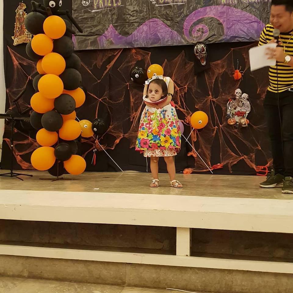 vuot xa cac loai ma quy, co be om dau di xin keo gay bao mxh mua halloween - 3