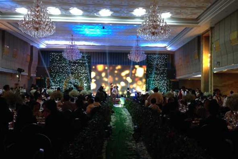 Ngày 28/12/2013, lễ cưới hoành tráng diễn ra kín đáo tại khách sạn Times Square xa hoa bậc nhất Sài Gòn, một khách sạn 40 tầng vừa mới được khánh thành (quận 1, TP HCM) thuộc quyền sở hữu của gia đình cô dâu.
