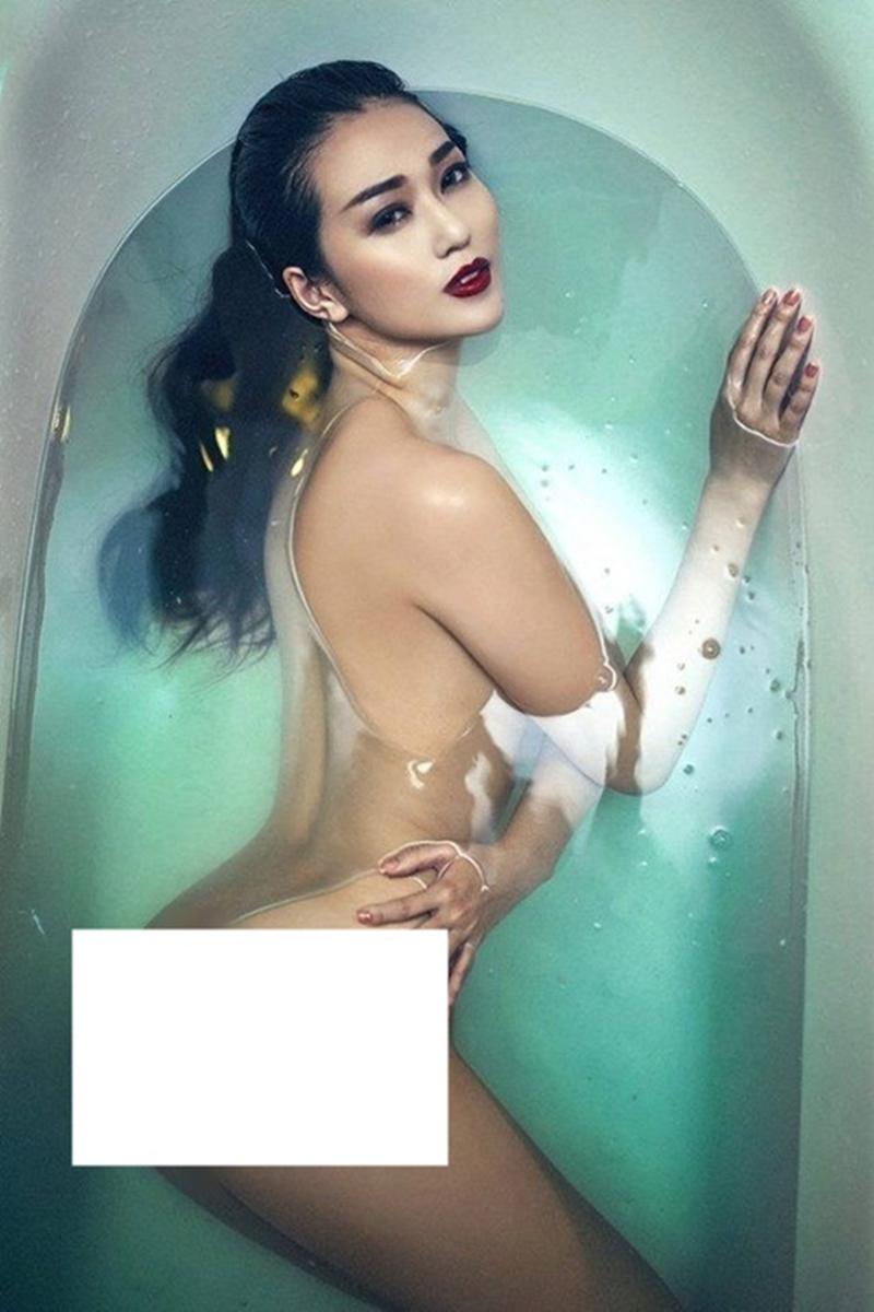Còn Khánh My từ một người mẫu "sạch" bỗng làm công chúng bất ngờ vì những bức ảnh trút bỏ xiêm y đầy sexy.

