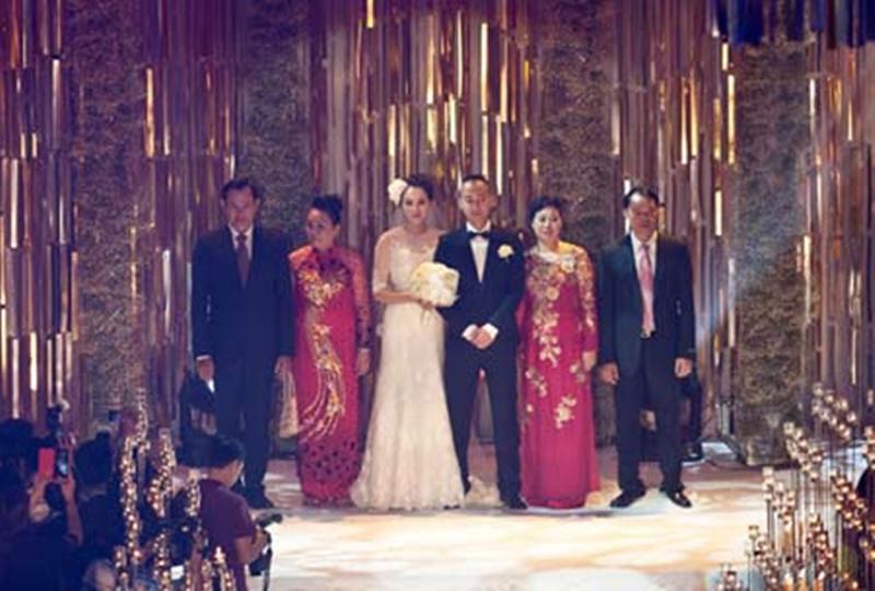 3. Đám cưới chục tỷ của con trai đại gia Đỗ Văn Bình

Tháng 9/2013, con trai của đại gia Đỗ Văn Bình - Phó Chủ tịch Công ty Đầu tư Phát triển Đô thị và Khu công nghiệp Sông Đà (Sudico) tổ chức đám cưới hoành tráng lên tới hàng chục tỷ đồng tại Hà Nội. 
