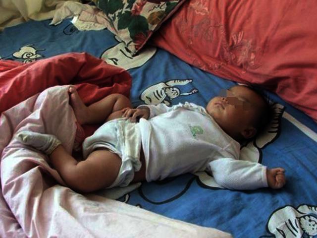 Bé trai đi ngủ bình thường rồi ngừng thở giữa đêm, bố mẹ ngã gục khi biết “kẻ sát nhân” - 1