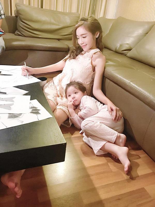 khoe clip con gai, elly tran vo tinh lam lo "goc khuat" trong nha duoc chi em dong cam - 2