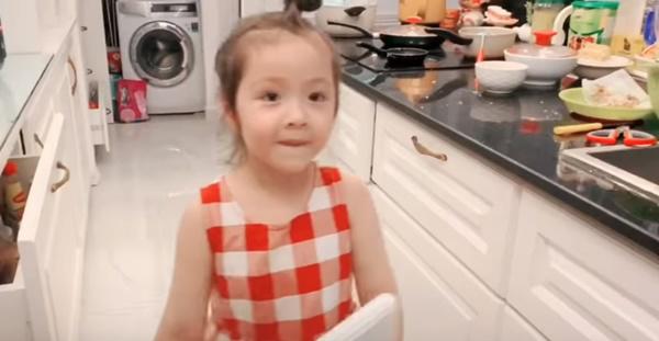 khoe clip con gai, elly tran vo tinh lam lo "goc khuat" trong nha duoc chi em dong cam - 4