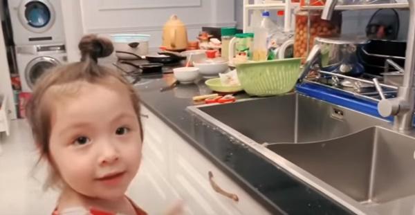 khoe clip con gai, elly tran vo tinh lam lo "goc khuat" trong nha duoc chi em dong cam - 5