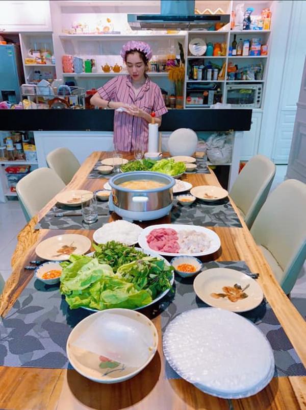 khoe clip con gai, elly tran vo tinh lam lo "goc khuat" trong nha duoc chi em dong cam - 6