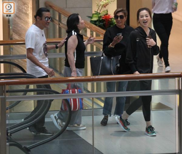 ket hon da 31 nam, nguoi dan ong goi tinh nhat hong kong van nam tay co vo gia beo - 1