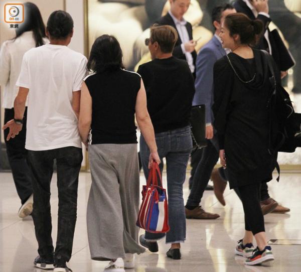 ket hon da 31 nam, nguoi dan ong goi tinh nhat hong kong van nam tay co vo gia beo - 3