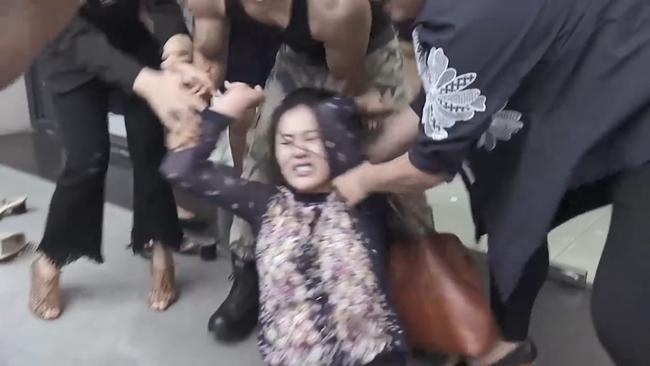 het qua khu lam "cave" bi lo, quynh bup be lai bi danh ghen toi ta truoc cho lam - 7