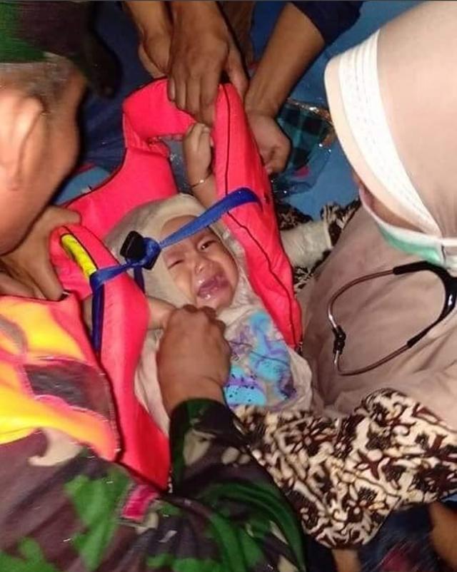 su that ve buc anh em be song sot trong tham hoa roi may bay o indonesia - 1