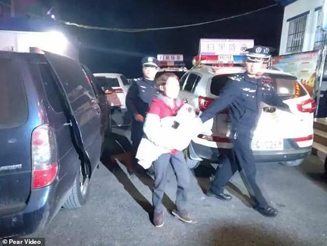 that vong vi vo de con gai, nguoi dan ong trung quoc dem ban con khi moi 10 ngay tuoi - 4