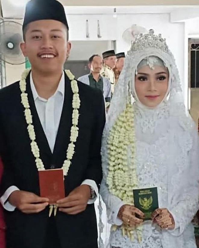 vu may bay cho 189 roi xuong bien o indonesia: co dau moi cuoi khoc nghen tim chong - 2