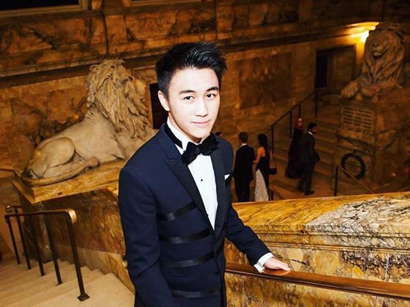 Mario Ho là con trai của Stanley Ho - người sáng lập ra ngành công nghiệp casino, đồng thời được mệnh danh là ông vua sòng bài Macau khi đóng góp tới 80% doanh thu của thành phố này.

