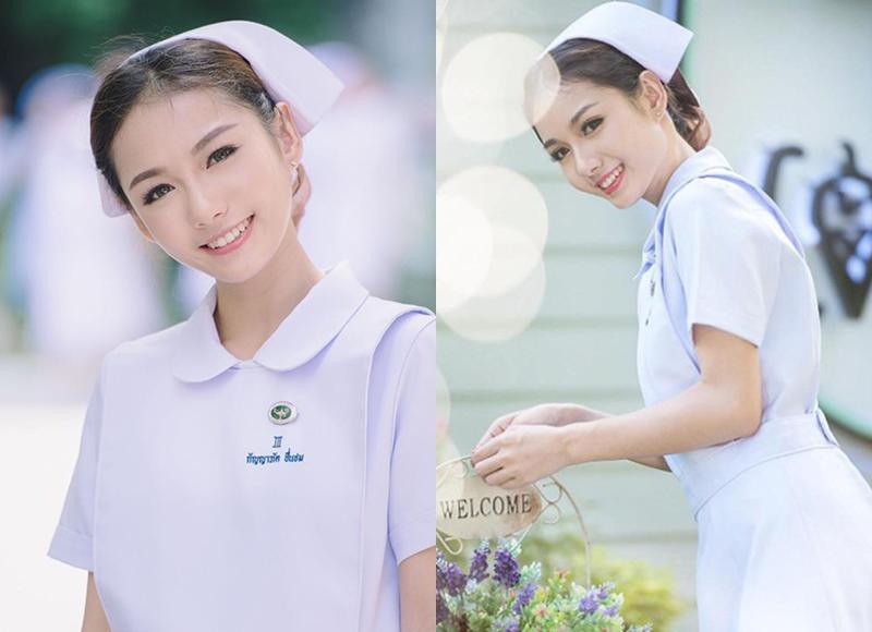 Cô y tá này có tên Namkhing Kanyapak, sinh ngày 18/8/1994, tốt nghiệp khoa y tá trường ĐH Bangkok Metropilis của Thái Lan. Dù chỉ mặc đồng phục y tá, cô vẫn rất cuốn hút và được cư dân mạng đặt cho biệt danh mỹ miều “Nữ y tá xinh đẹp nhất Thái Lan”.
