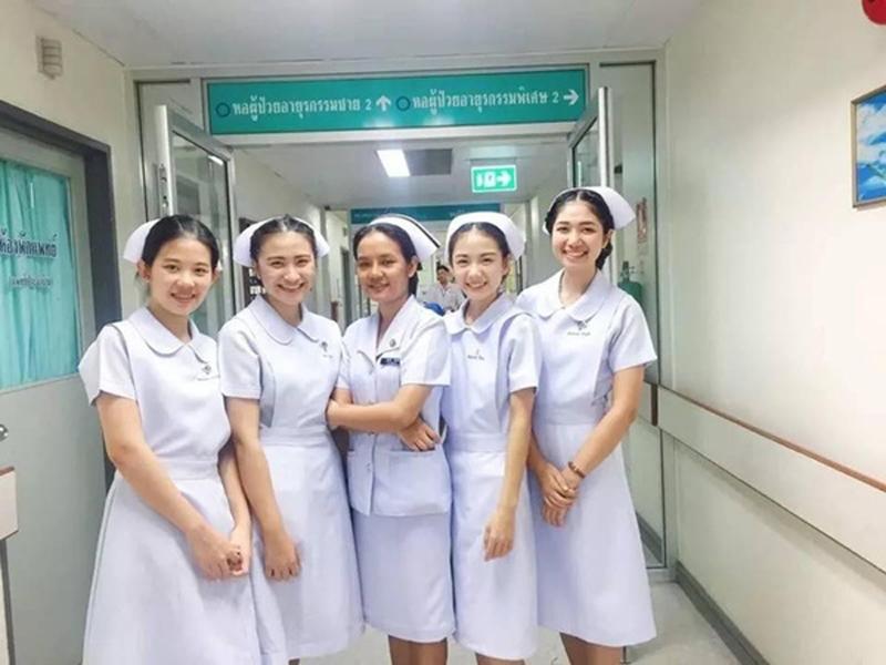 Trang Instagram của Namkhing cũng nhanh chóng thu hút hơn 11.000 người theo dõi. Theo thông tin trên trang cá nhân, cô đã tốt nghiệp ngành y tá năm ngoái và hiện đang đi làm.
