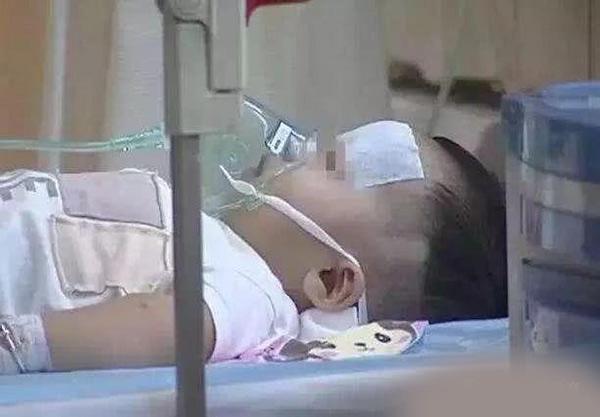 con dot nhien nga khoi giuong, phan ung cua bo me khien bac si bao “thoi xong roi!” - 2