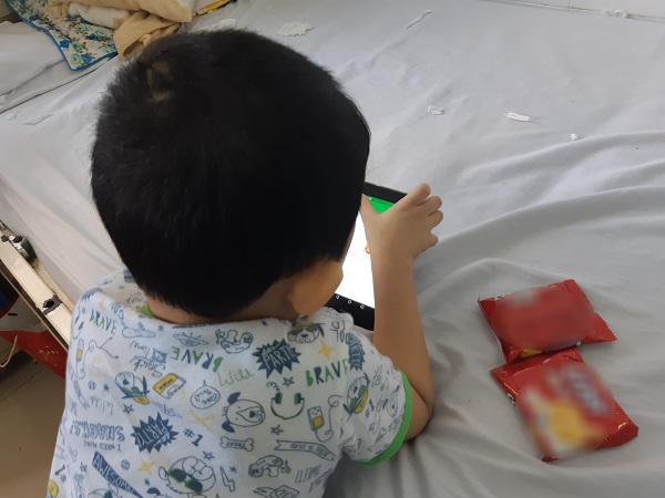 Con mới 1 tháng mẹ đã lạm dụng điện thoại để dỗ dành, 5 năm sau không hết hối hận - 2