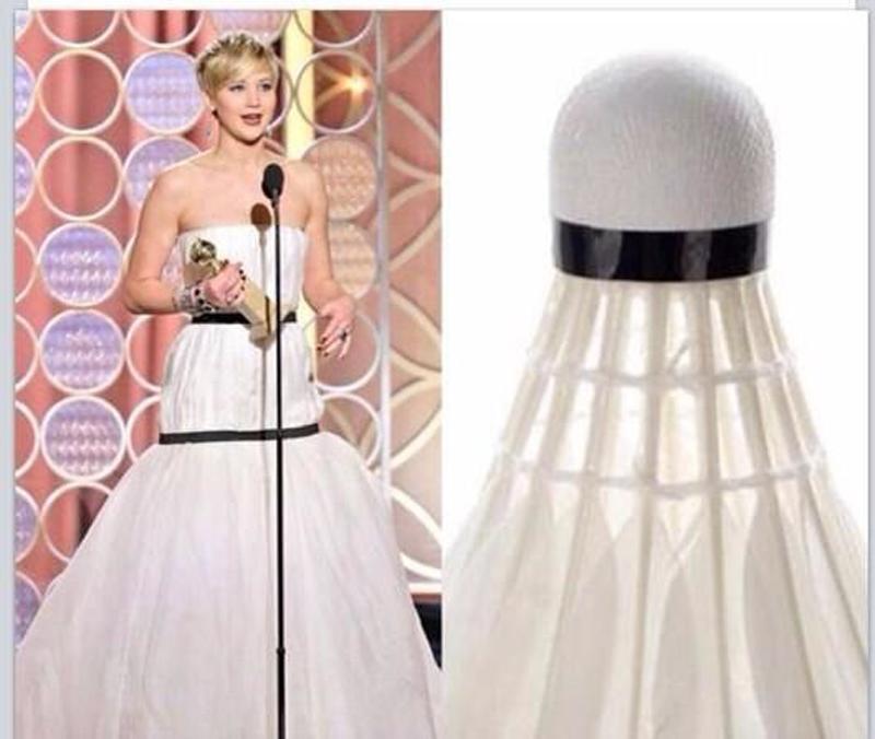 Chiếc váy đen trắng Dior của Jennifer Lawrence tại lễ trao giải Quả cầu vàng cũng gây xôn xao vì quá giống với quả cầu lông úp ngược.
