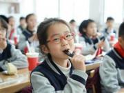 Tin tức - Cô bé lớp 5 gây 'sốt' với bài văn: Không cần học cật lực, chỉ cần sống hạnh phúc