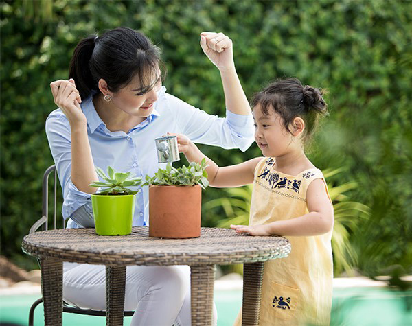 nuoi 2 con gai bu bam, hoa hau huong giang tiet lo: “minh ton trong bao tu cua con!” - 1