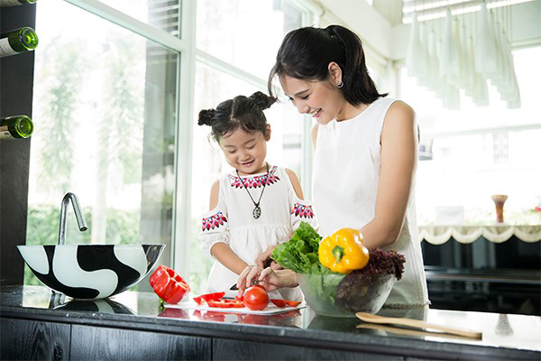 nuoi 2 con gai bu bam, hoa hau huong giang tiet lo: “minh ton trong bao tu cua con!” - 2