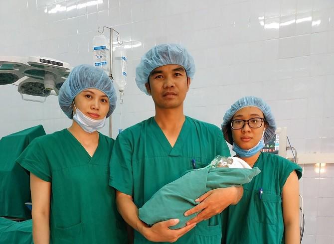 me bau 36 tuan cap cuu vi dau bung du doi, nhin tu cung bac si cung hot hoang - 1