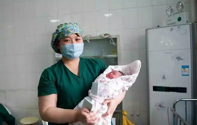 Cô y tá bế em bé giao cho người nhà kèm theo thông tin như giờ sinh, chiều dài, cân nặng, các chỉ số cần thiết. 
