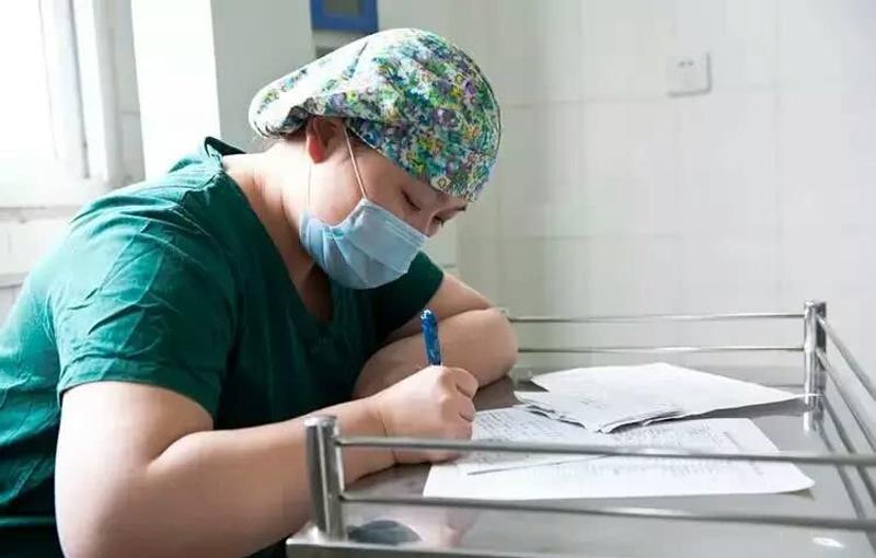 Trong khi đó, y tá sẽ viết thông tin vào hồ sơ cho mẹ và bé. Một y tá khác sẽ chuẩn bị các dụng cụ phẫu thuật. 
