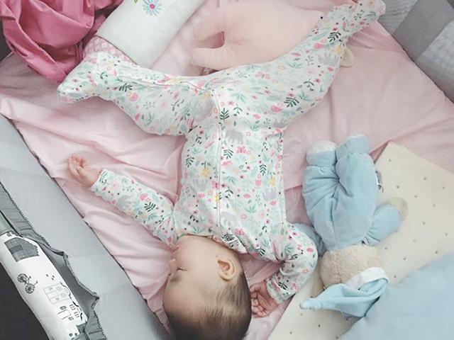 Những tư thế ngủ bá đạo của con gái Tú Vi chứng tỏ thế giới này là của mình con