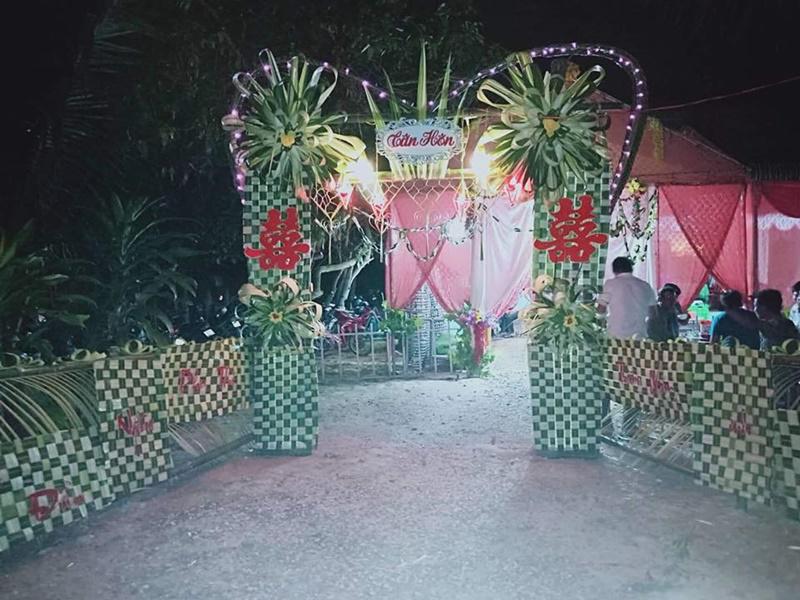 Không chỉ là cổng cưới hỏi, mà cổng lá dừa còn được dùng trong rất nhiều dịp vui khác như đăng khoa, nhà mới, thôi nôi, đón khách...
