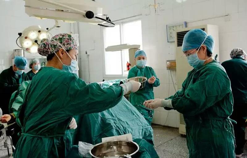 Các bác sĩ, y tá đeo găng tay, khử trùng sạch sẽ một lần nữa để bảo đảm cả quá trình phẫu thuật không bị nhiễm khuẩn.
