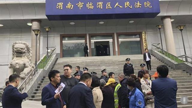 be trai 6 tuoi bi me ke danh dap bang roi tre va day thung toi muc song thuc vat - 2