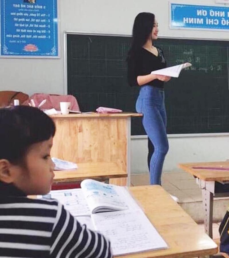 Mới đây, hình ảnh về một cô giáo xinh đẹp, chân dài và thân hình chuẩn mẫu đang đứng trên bục giảng đã được lan truyền rộng rãi trên MXH.
