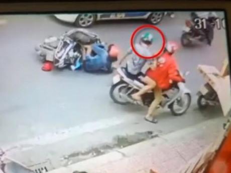 Phẫn nộ thanh niên đẩy người phụ nữ lao vào mũi taxi rồi thản nhiên... đứng nhìn