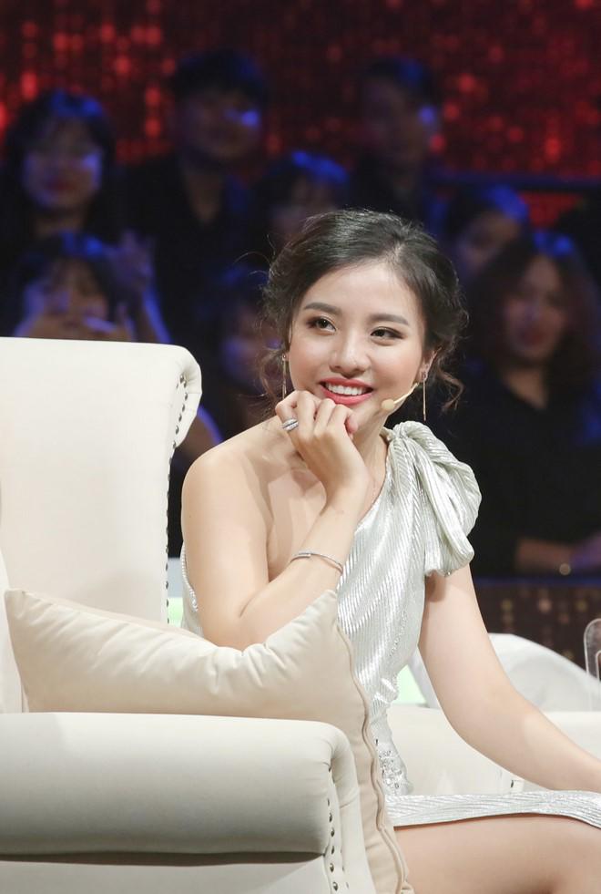 hoa hau chuyen gioi huong giang khai that: "doi em chua tung duoc ai noi cau ngon tinh!" - 2