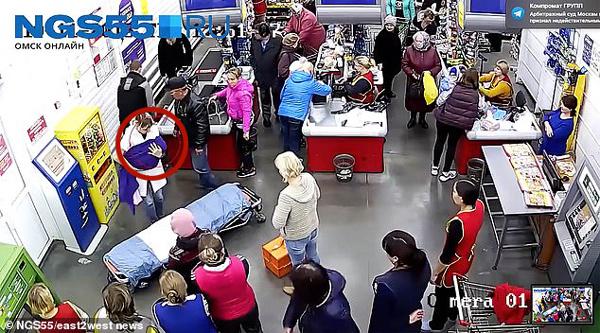 me bau vao sieu thi mua do, 25 phut sau da om con con do hon nang 4kg ra ngoai - 2