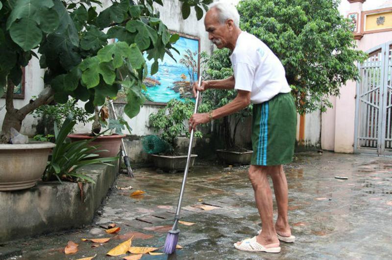 Sau đó, ông Kính thường xuyên ra nói chuyện với cô bán rau và “tấn công” liên tục. Họ cảm thấy hợp nhau rồi người phụ nữ đồng ý lấy ông Kính làm chồng. Lúc đó ông đã 80 tuổi có 1 đời vợ, còn cô gái chưa từng lấy chồng, mới 40 tuổi
