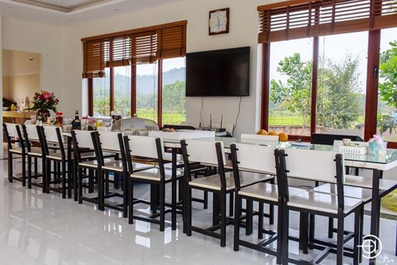Không gian bếp ăn sang trọng và rộng rãi của gia đình Việt Hoàn.
