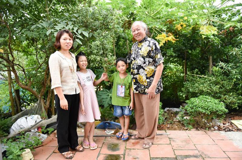 Năm 2008, ông kết hôn với chị  chị Đinh Thị Thoan ( 37 tuổi, Phú Thọ). Khi ấy chị Thoan 28 tuổi còn ông đã 80. Hiện vợ chồng ông có hai con, cả gia đình sống sung túc trong một ngôi nhà khang trang.
