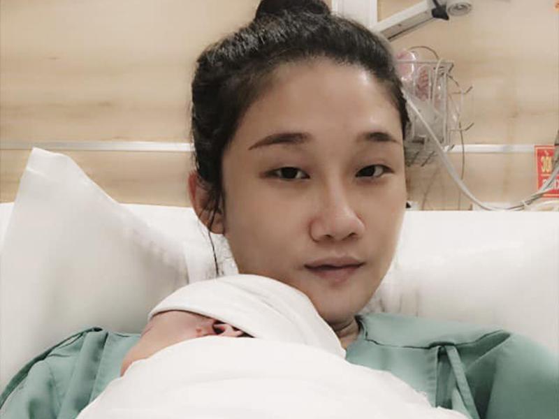 Chân dài chào đón con đầu lòng vào đúng ngày sinh nhật của mình và chồng tại một bệnh viện ở thành phố Hồ Chí Minh, tuy nhiên cô hạn chế chia sẻ hình ảnh của con trên trang cá nhân. 
