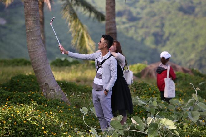 du khach me man “hoa vang tren co xanh” tren dinh son tra - da nang - 1