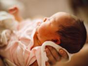 Bà bầu - Từng phá thai 6 lần, đến lần thứ 7 mẹ trẻ sinh con nhưng gia đình không ai dám bế