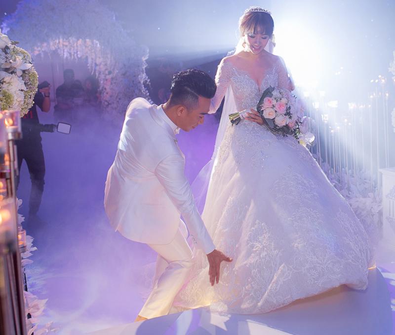 Trong lễ cưới, Hari Won cũng chứng tỏ cho fan thấy sự lựa chọn sánh bước bên Trấn Thành là hoàn toàn đúng đắn. Những mẫu váy dài, tùng rộng rất đẹp và tỏa sáng nhưng lại khiến chị em rất khó khăn trong việc di chuyển.
